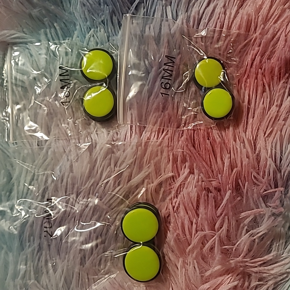 ✨Ear Stretching Kit✨ Multiple size plugs- 20mm, 18mm, & 16mm, neon green 💚